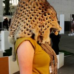 Tarnnerz: Deutscher Stahlhelm mit Tarnnetz aus Nerz